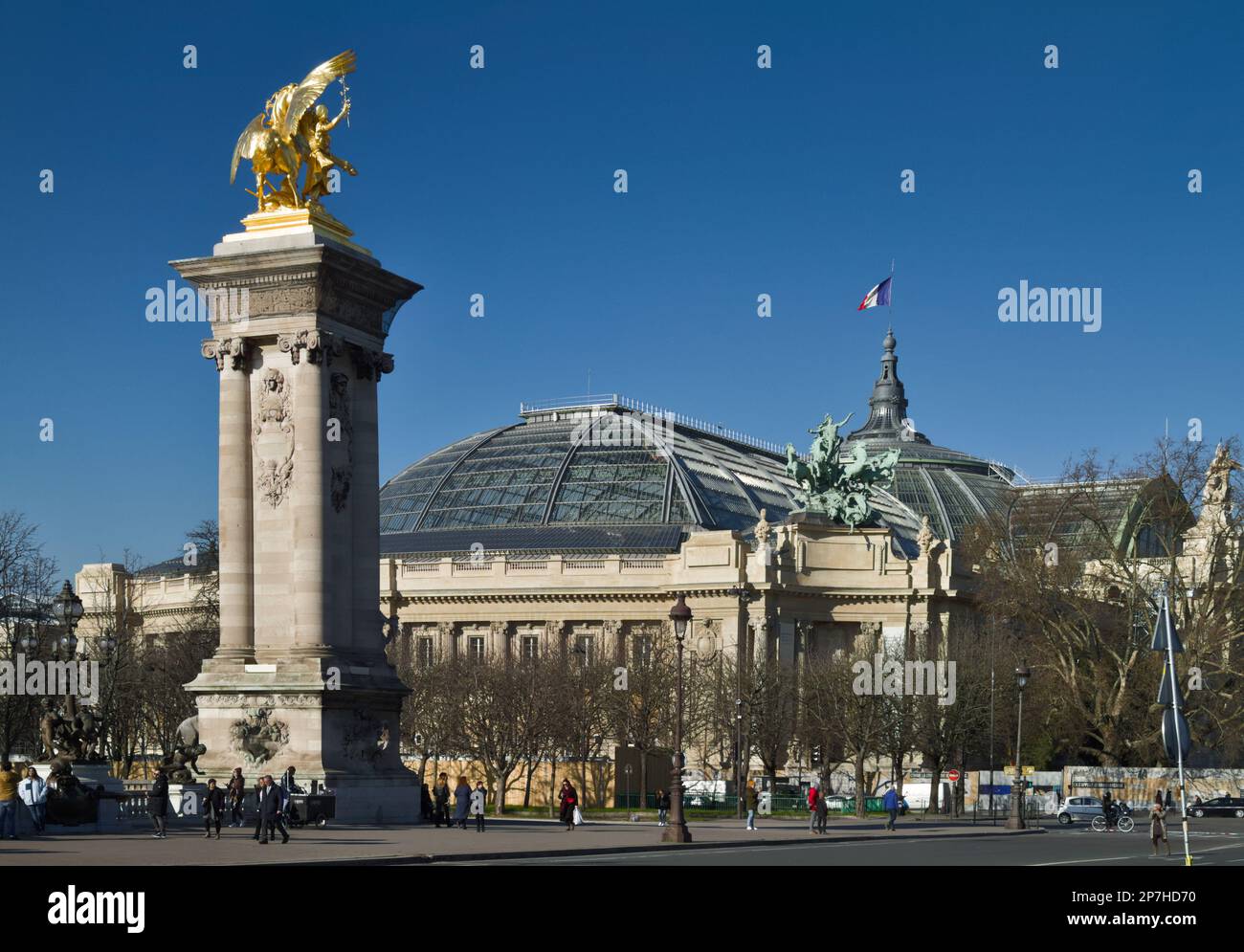Das Grand Palais mit einem Freimaurersockel und der Ruhm-Statue der Pont Alexandre III im Vordergrund, Paris Frankreich Stockfoto
