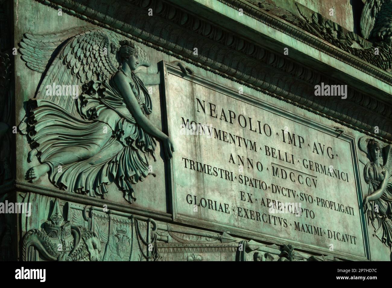 Detail Der Bas Relief Skulptur Mit Lateinischer Inschrift Am Fuße Der Vendome-Säule, Paris Frankreich Stockfoto