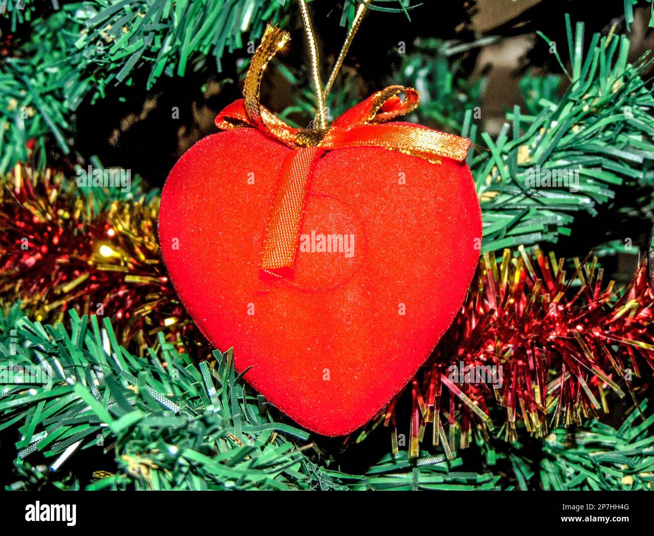 Herzförmige Dekoration auf dem Weihnachtsbaum Stockfoto