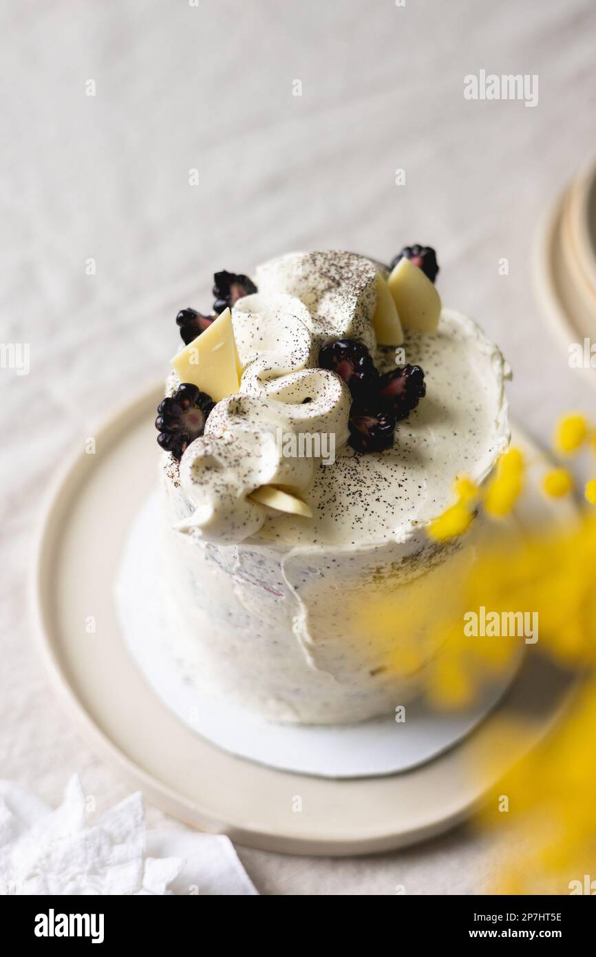 Schichtkuchen mit Schweizer Meringue-Buttercreme Stockfoto