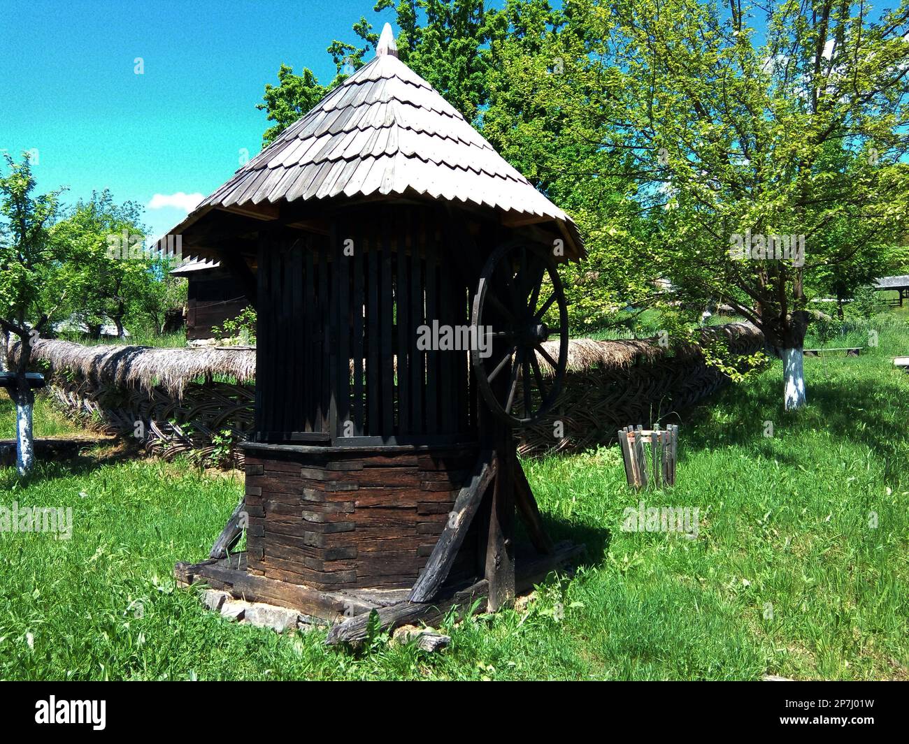 Holzbrunnen in Maramures County Stockfoto