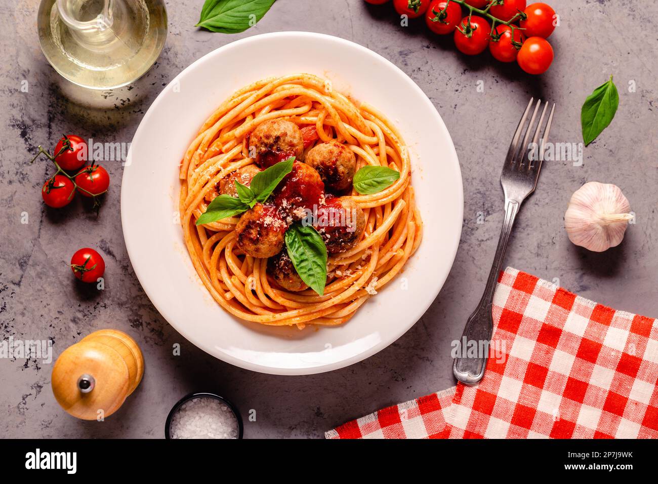 Spaghetti mit Fleischbällchen und Tomatensauce auf Steinhintergrund, Draufsicht Stockfoto