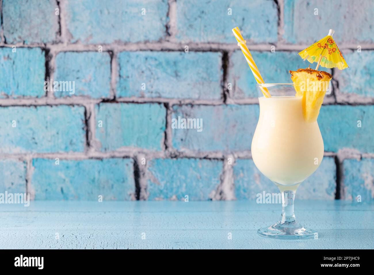 Traditioneller karibischer Cocktail Pina Colada in einem Glas, garniert mit einer Scheibe Ananas. Stockfoto