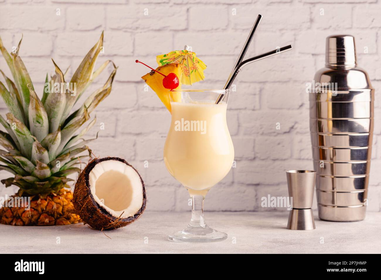 Traditioneller karibischer Cocktail Pina Colada in einem Glas, garniert mit einer Scheibe Ananas. Stockfoto