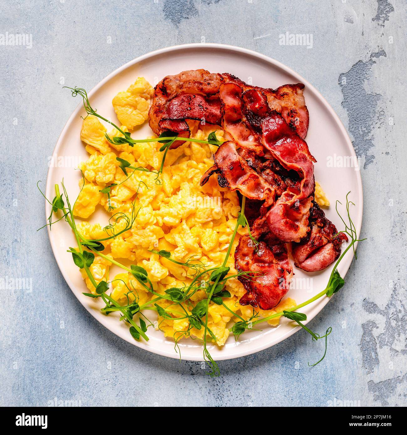 Traditionelles Frühstück, Rührei mit gebratenem Speck. Draufsicht. Stockfoto