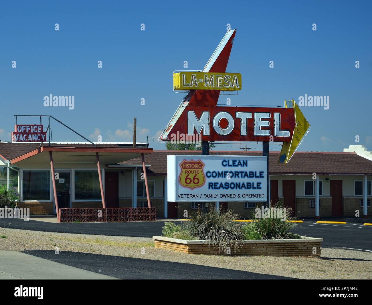 La Mesa Motel an der Route 66 in Santa Rosa, New Mexico. Klassisches Motelzeichen in Neonfarben aus den 50er oder 60er Jahren Stockfoto