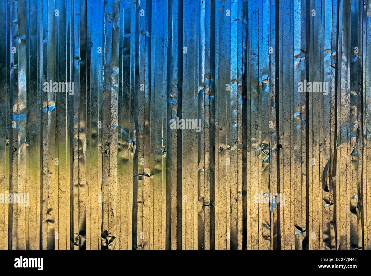 Zerknitterte, glänzende Metallplatte um die Einöde Stockfoto
