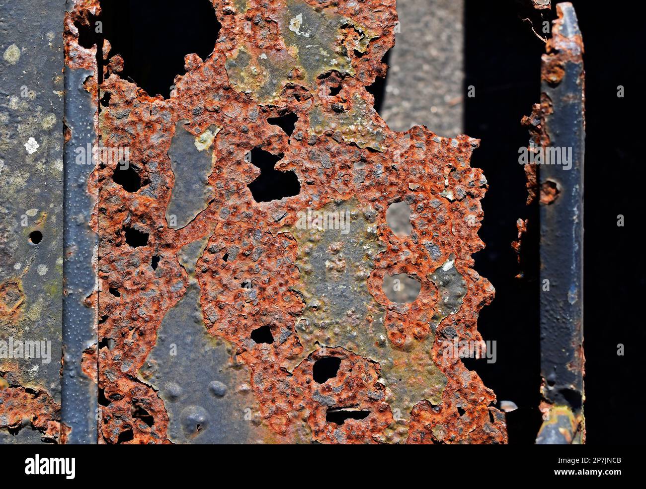 Metall korrodiert durch rostfarbenen Hintergrund Stockfoto