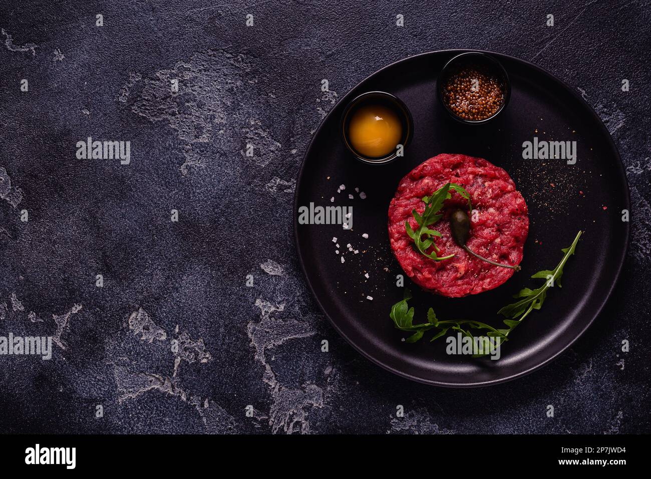 Frische Rindertartar mit leckerem Gemüse, Draufsicht. Stockfoto