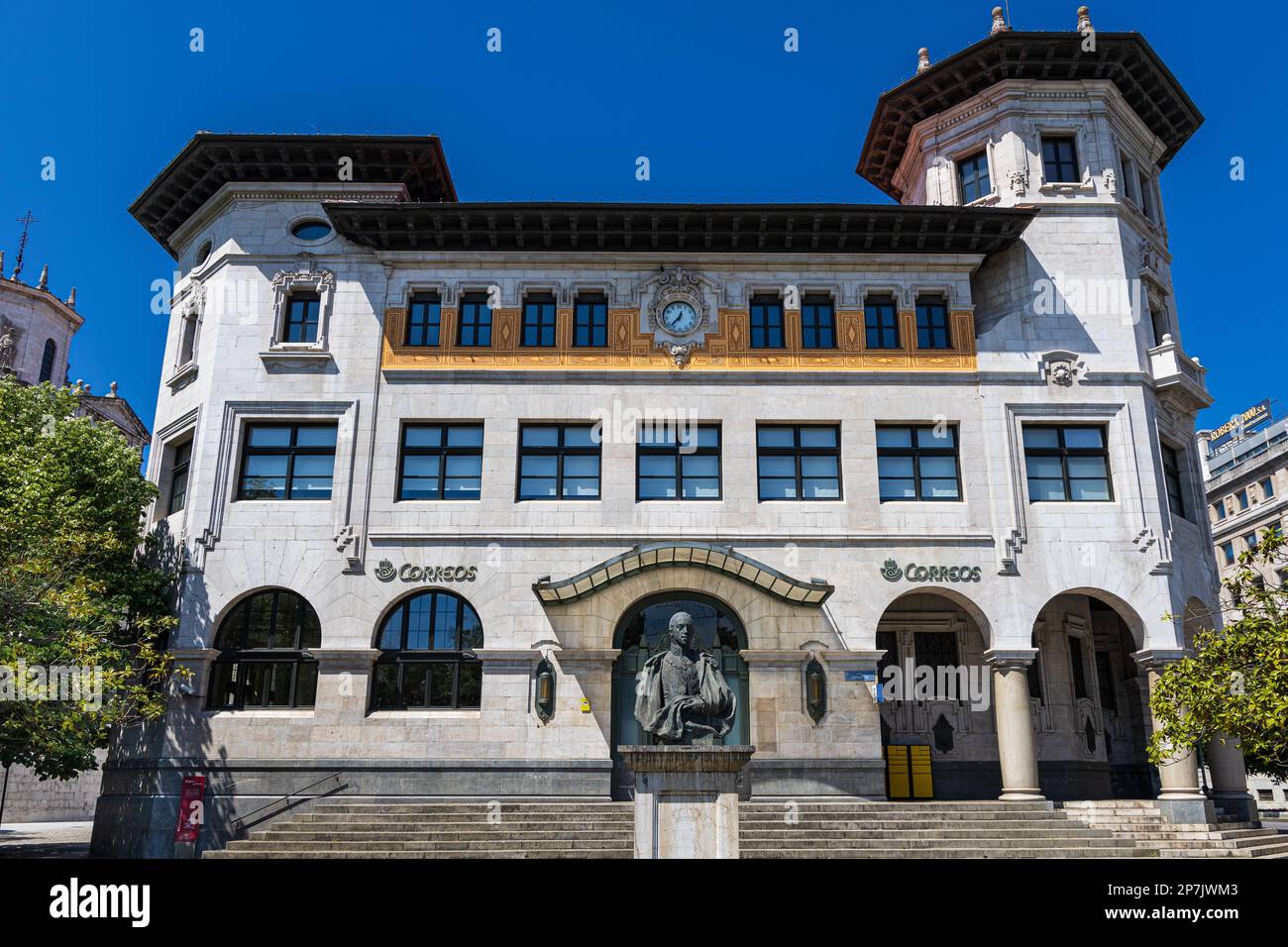 Postamt in Santander (Edificio de Correos), Gebäude im regionalistischen Bergstil mit zwei polygonalen Türmen. Santander, Kantabrien, Spanien. Stockfoto