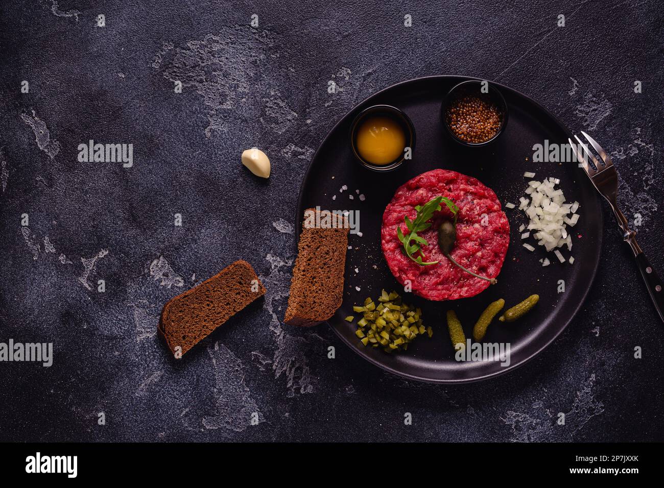 Frische Rindertartar mit leckerem Gemüse, Draufsicht. Stockfoto