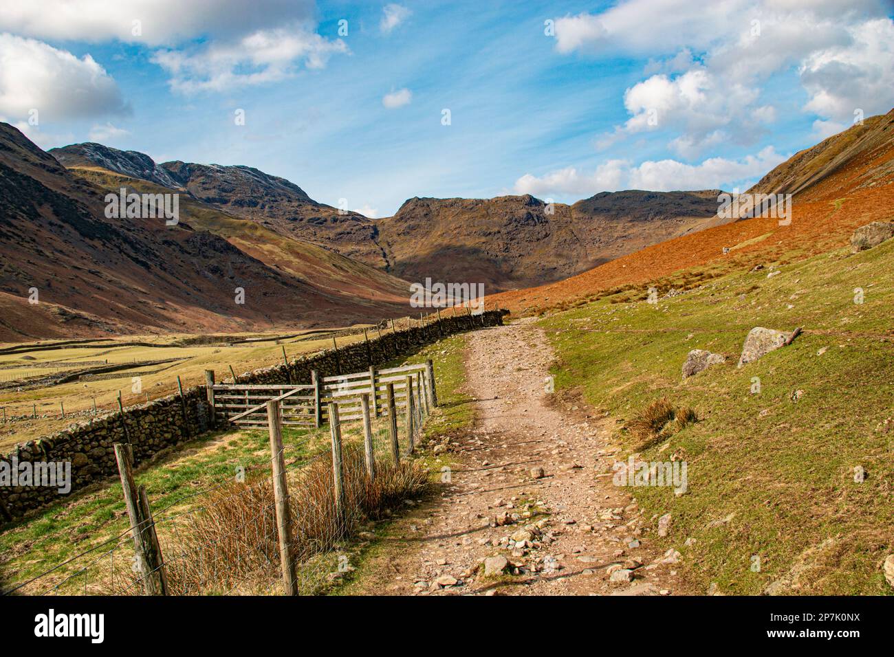 Wunderschönes Mickleden Valley mit Blick auf Bowfell, Pike O'Stickle und Langsdale Valley, Lake District, Cumbria, Großbritannien Stockfoto