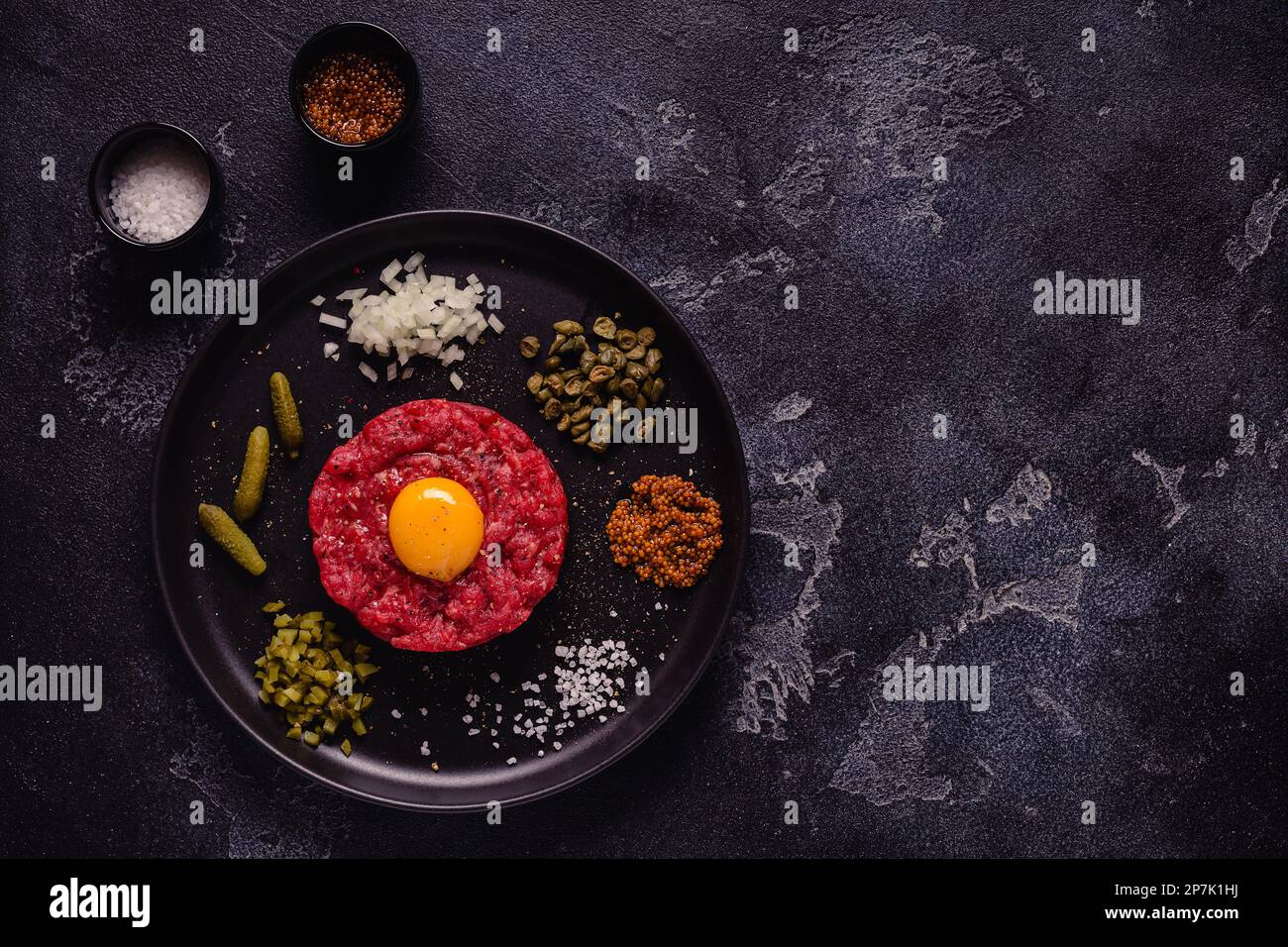 Frische Rindertartar mit leckerem Gemüse, Draufsicht. Stockfoto
