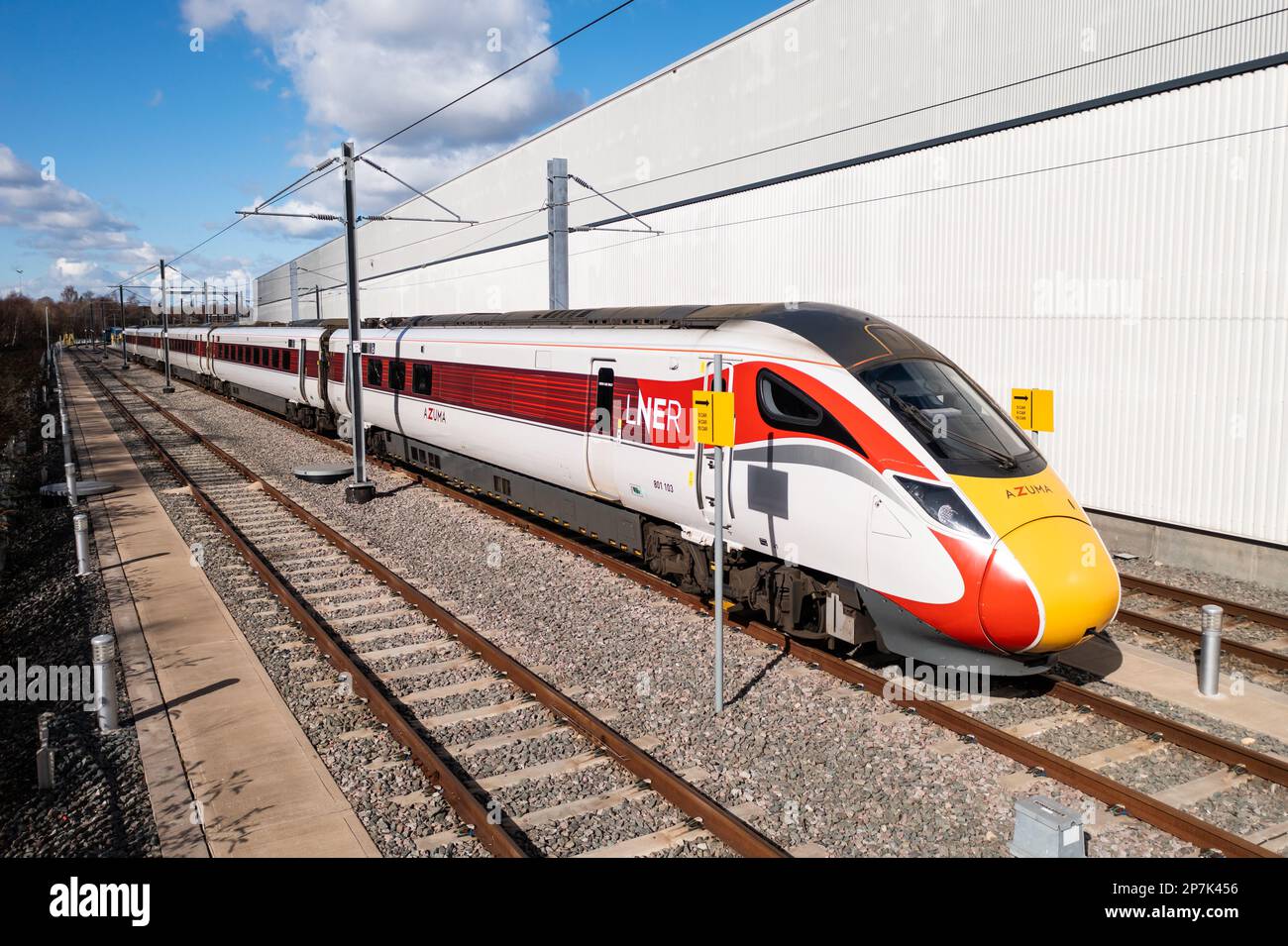 DONCASTER, GROSSBRITANNIEN - 7. MÄRZ 2023. Ein bimodaler Azuma-Intercity-Personenzug der Klasse 800 in LNER-Aufmachung im Hitachi-Wartungsdepot in Doncaster Stockfoto