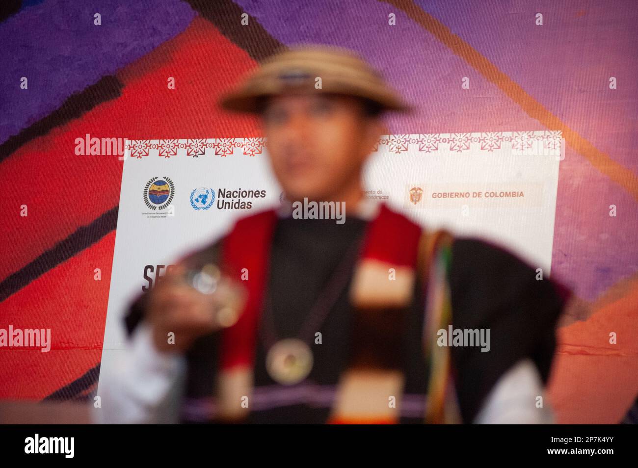 Ein Mitglied der Misak-Indigenen spricht während der Vorbereitungstagung des Ständigen Forums der Vereinten Nationen für indigene Fragen in Bogota (Kolumbien) am März Stockfoto