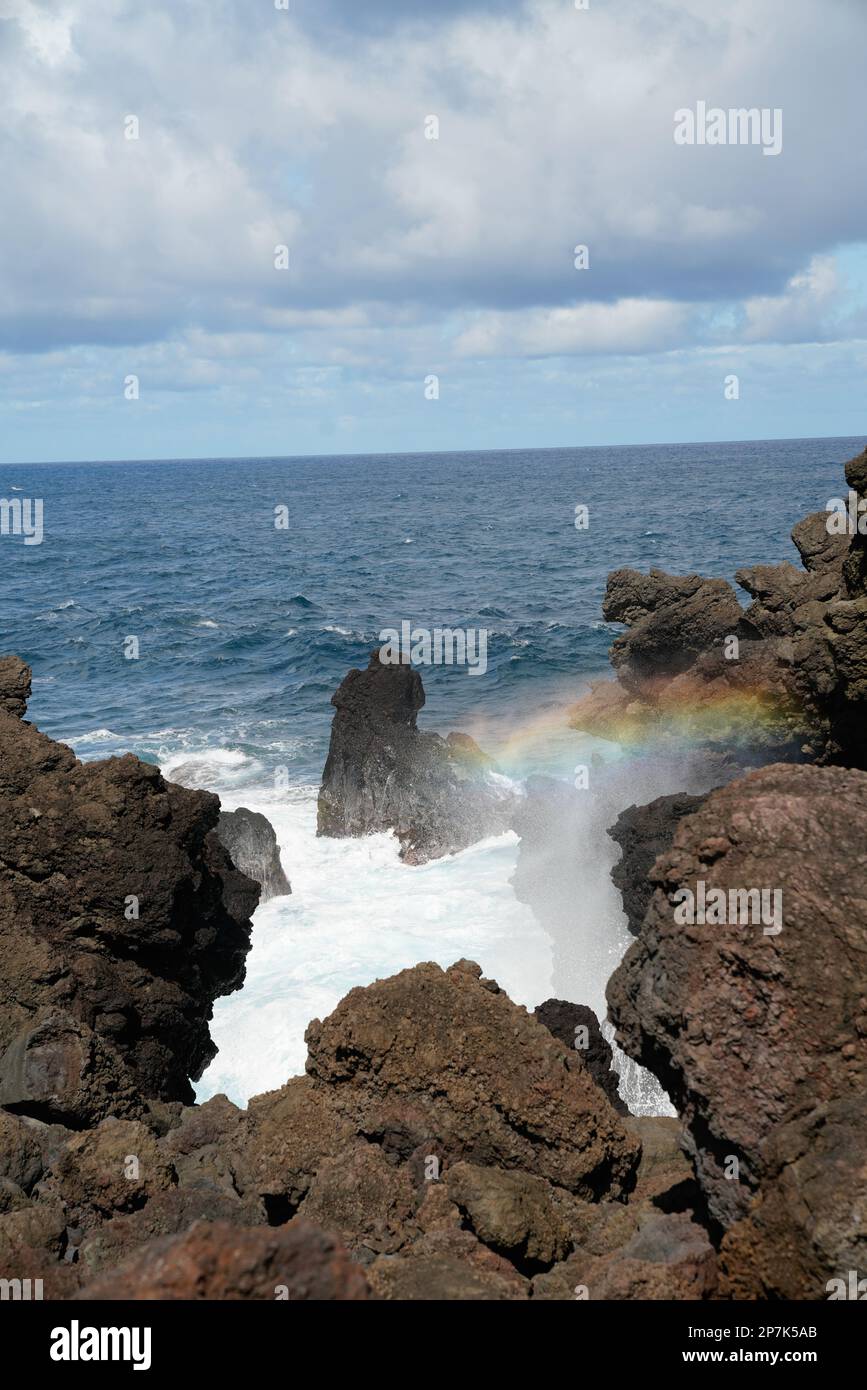 Waiʻānapanapa State Park (Black Sand Beach) auf Maui, Hawaii, USA. Die abgelegene, wilde vulkanische Küste bietet Abgeschiedenheit und Erholung vom urbanen Leben. Stockfoto