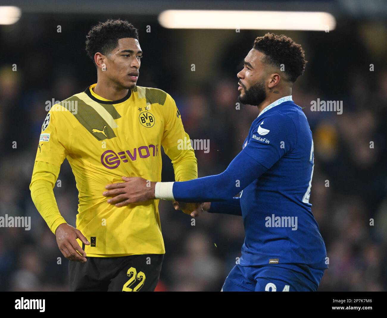 England, London, 07. März 2023 - Jude Bellingham von Borussia Dortmund und Reece James von Chelsea reagieren während der UEFA Champions League-Runde von 16 l. Stockfoto
