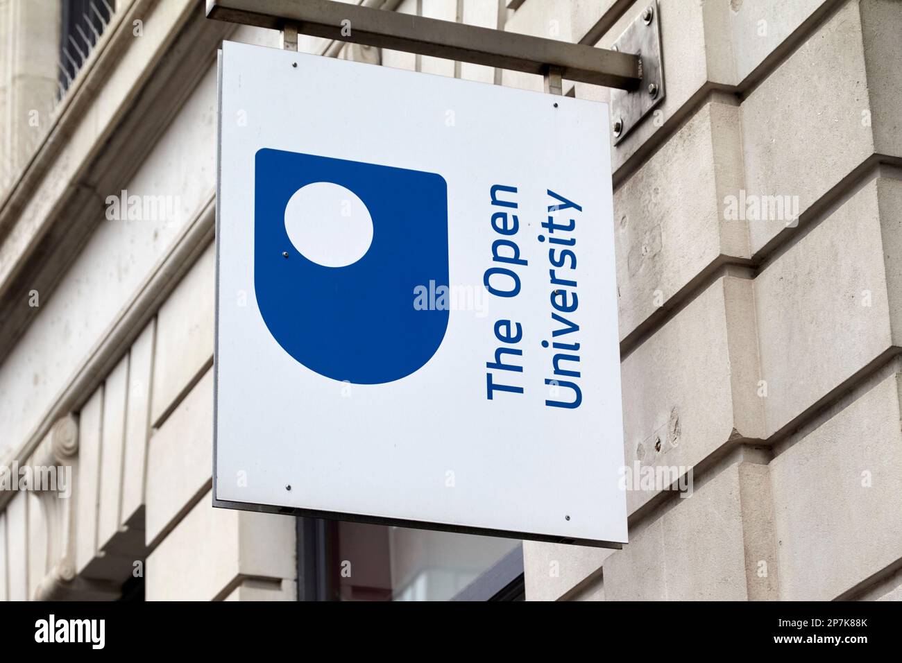Das Logo der offenen Universität und das Schild außerhalb von Büros in Belfast Northern Ireland UK Stockfoto