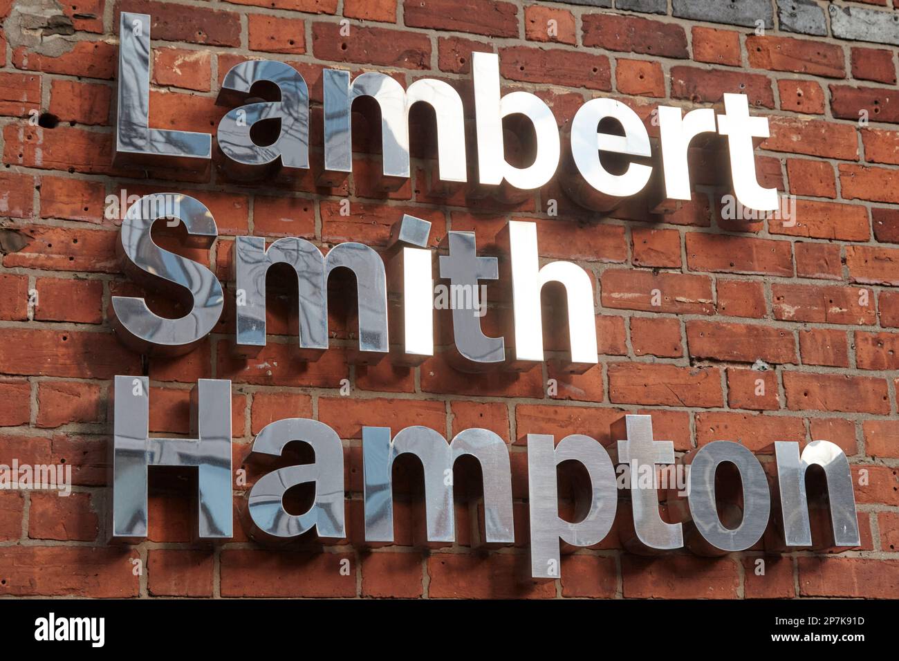 Logo der Immobilienberatungsgesellschaft Lambert Smith Hampton auf Büros in Belfast Northern Ireland UK Stockfoto