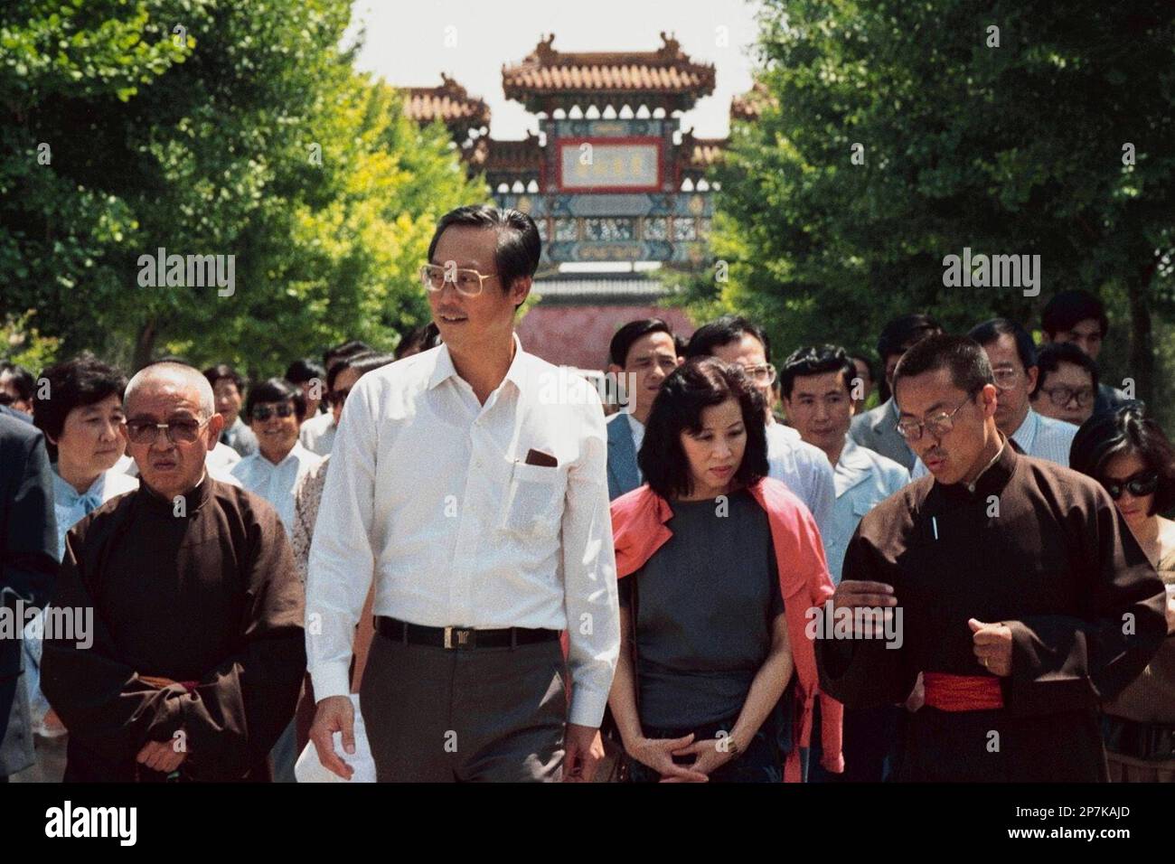 [Goh Chok Tong's visit to China] Singapore's First Deputy Prime Minister Goh Chok Tong (second from left), and his delegation were taken on a tour to the Yong He Gong (Lamasery) in Beijing. Walking beside him is Mrs Goh (Tan Choo Leng, with red jacket). (Singapore Press via AP Images). Stockfoto