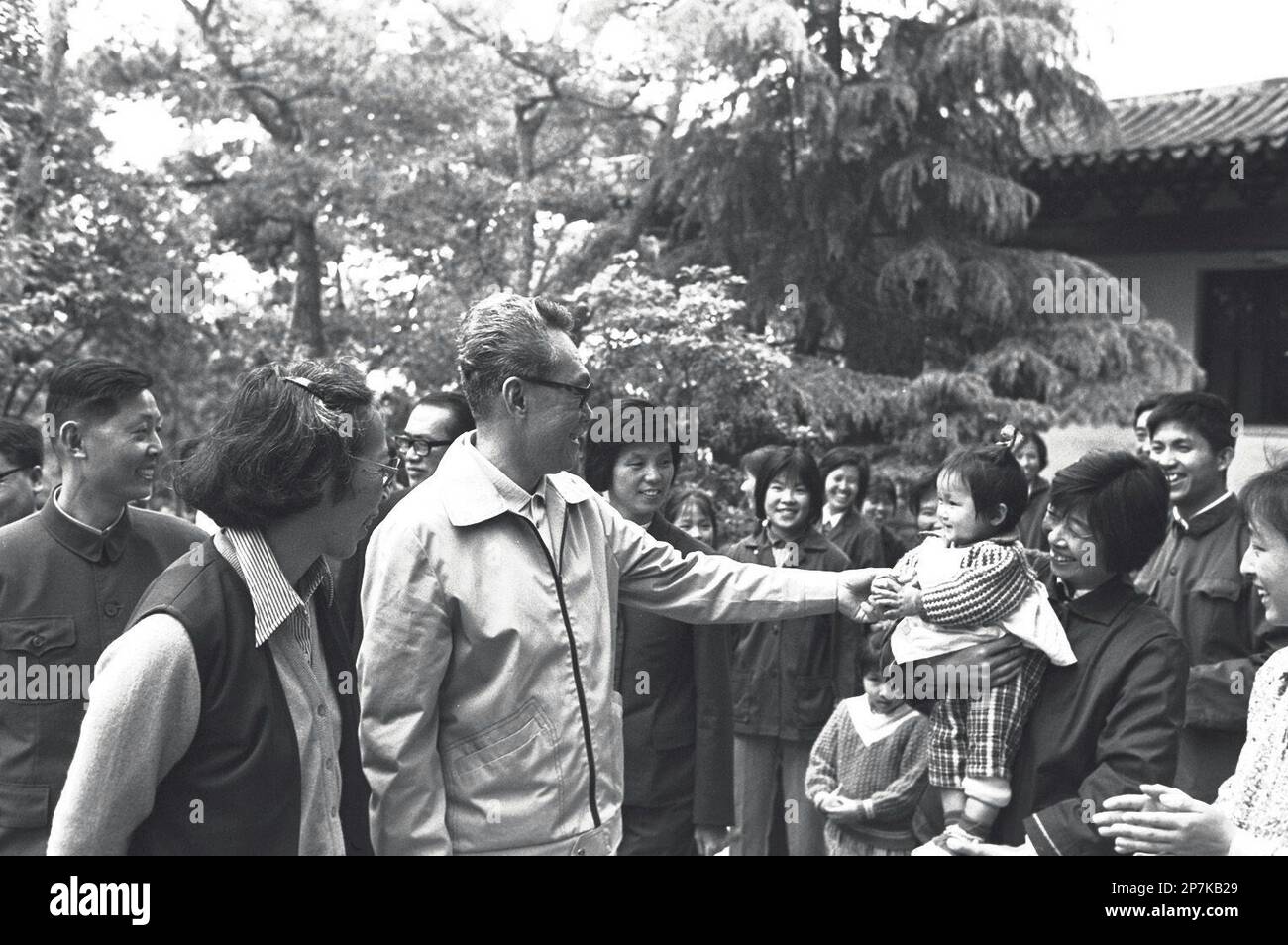 [PM Lee Kuan Yew's first visit to China - 1976] Among the many people who were on hand to extend a warm welcome to Singapore Prime Minister Lee Kuan Yew (third from left) and Mrs Lee (Kwa Geok Choo, second from left) during their visit to Lake Taihu, Wusih (Wuxi) was this little girl in the arms of her beaming mother. PM Lee, with a 17-man Singapore delegation, is on a two-week goodwill visit to China. The visit is a follow-up of Mr S Rajaratnam's trip to Peking a year ago. (Singapore Press via AP Images). Stockfoto