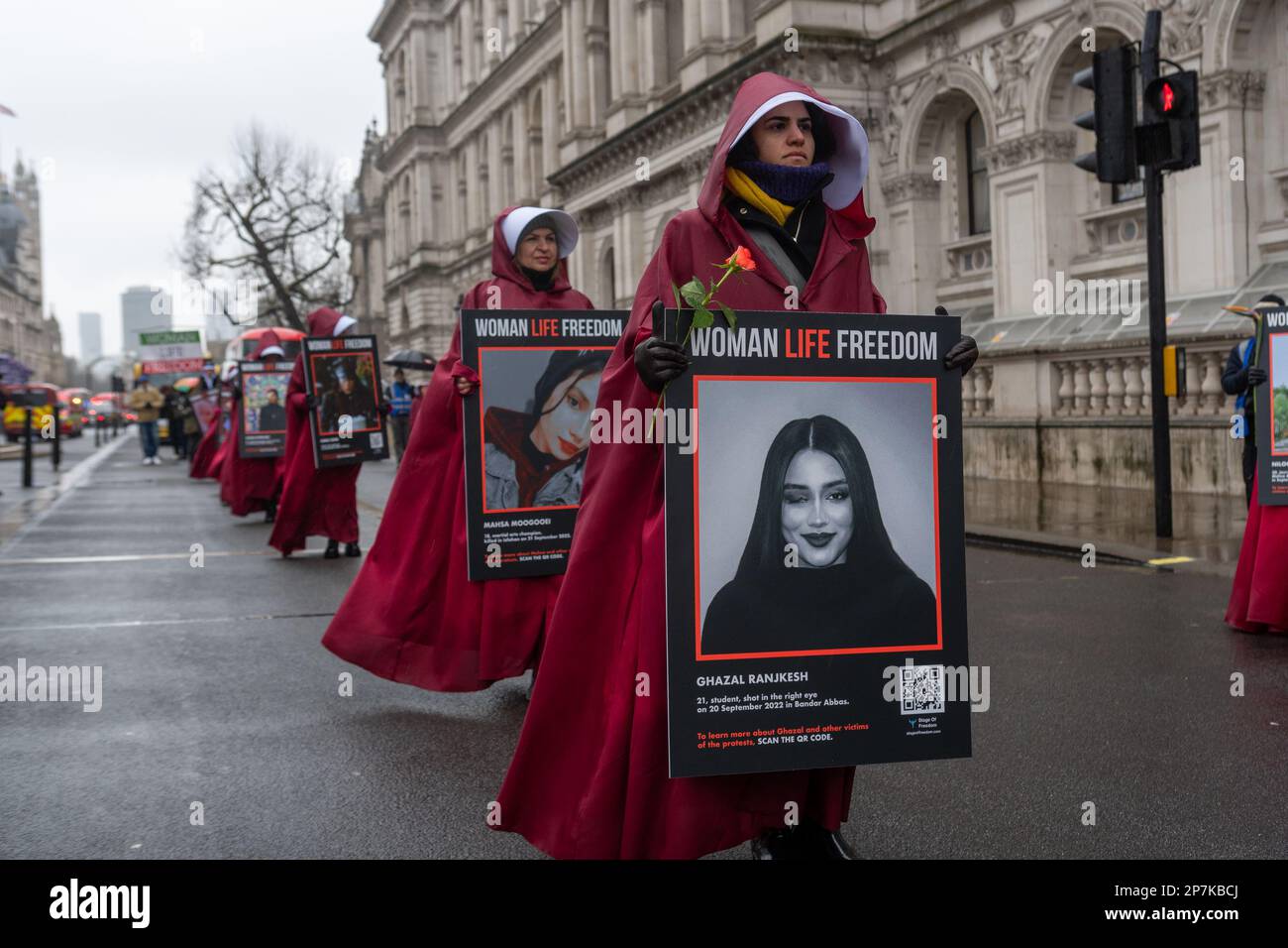 London/UK 08. FEBRUAR 2023 der Internationale Frauentag wurde von einem stummen marsch durch Central London zur Unterstützung iranischer Frauen geprägt. Sie enden bei der iranischen Botschaft, wo sie ihre äußeren roten Kleidungsstücke ablegten und hinwarfen. Aubrey Fagon/Alamy Live News Stockfoto