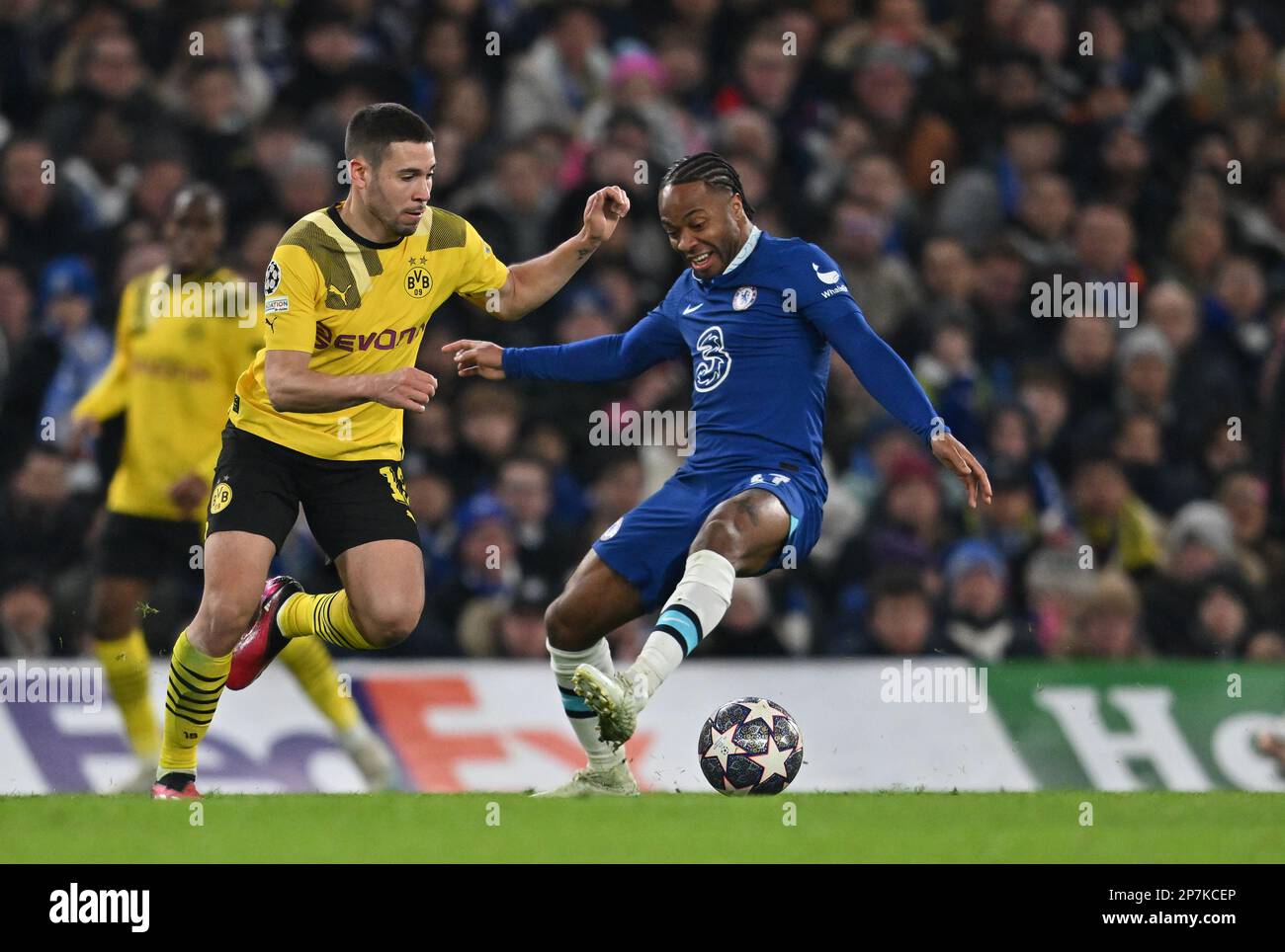 England, London, 07. März 2023 - Raphael Guerreiro von BVB Borussia Dortmund und Raheem Sterling von Chelsea während der UEFA Champions League-Runde 1 Stockfoto