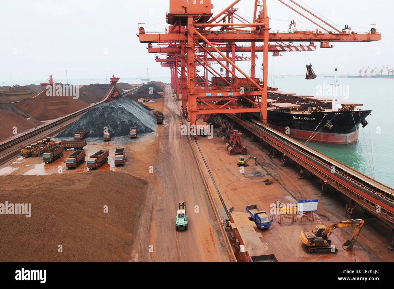 FILE - In this June 12, 2009 file photo, an iron ore loading port is seen in Rizhao, east China's Shandong province. China is pressing to turn its status as the world's biggest steel producer into clout over global miners and cheaper iron ore prices. But its tactics failed in 2009 and there are few indications it will fare better this year. (AP Photo, File) ** CHINA OUT ** Stockfoto