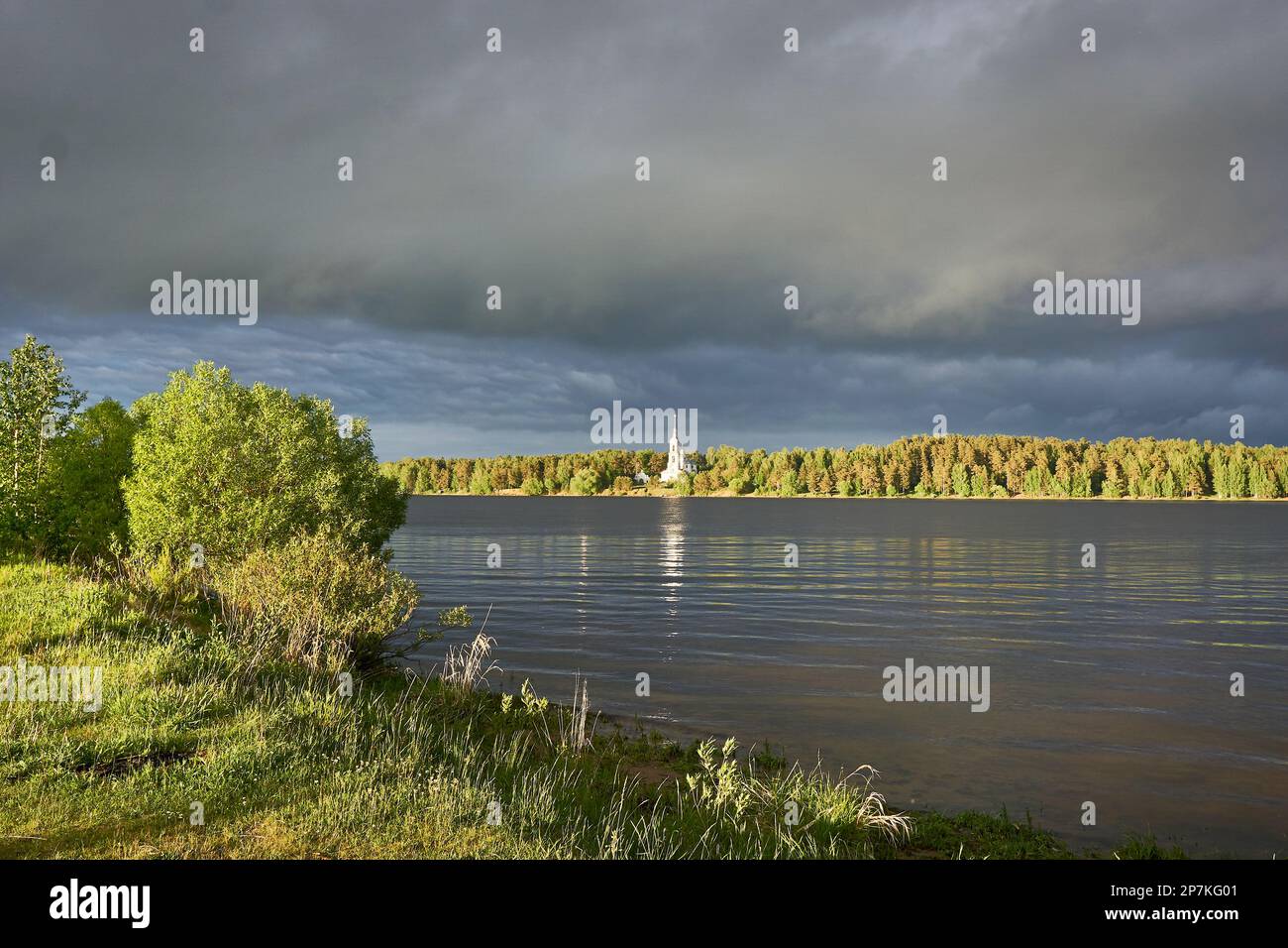 Flussküste und Tempellandschaft Stockfoto