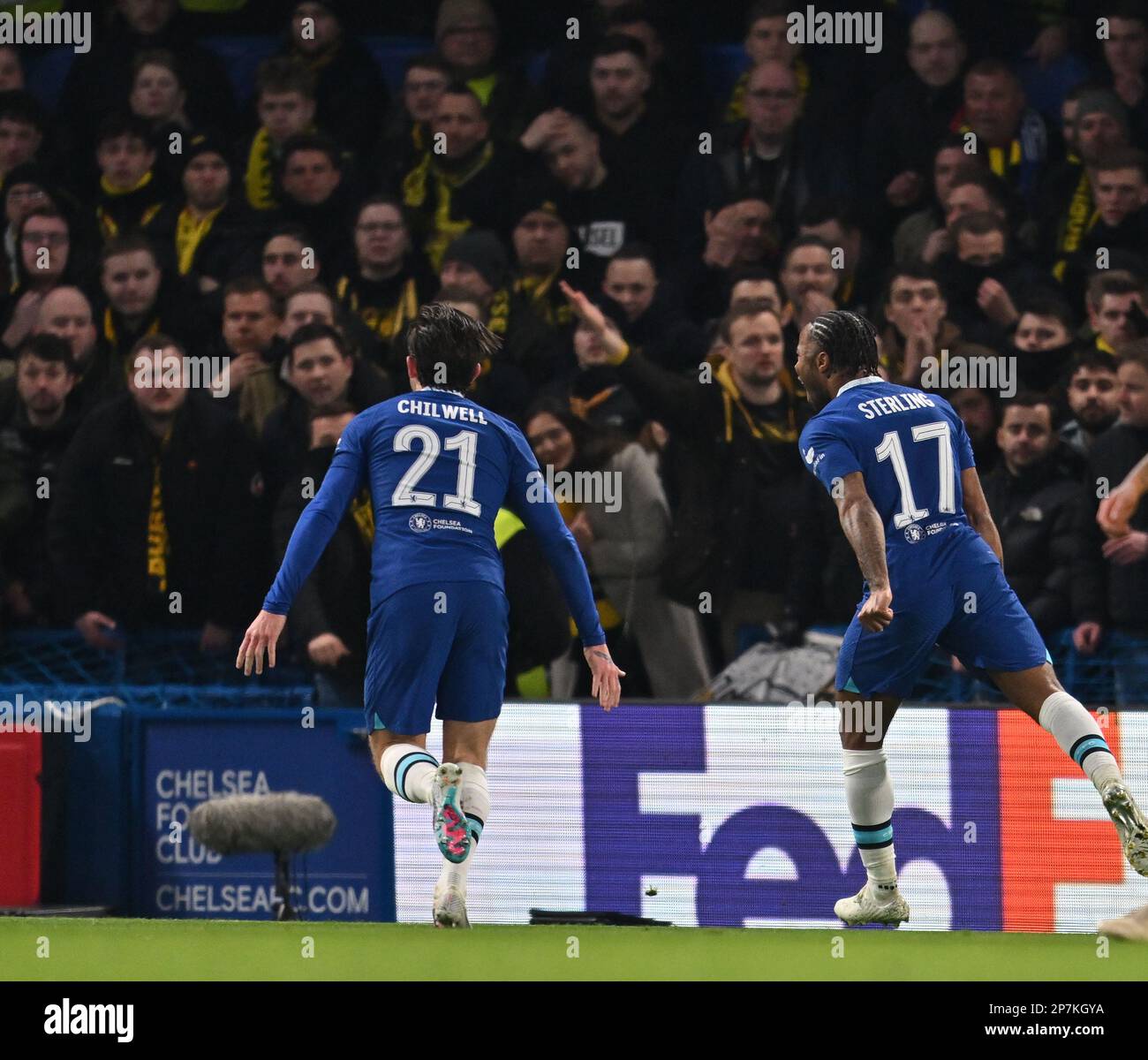 England, London, 07. März 2023 – Raheem Sterling of Chelsea feiert mit Ben Chilwell, nachdem er während der UEFA Champions League-Runde ein Tor geschossen hat Stockfoto