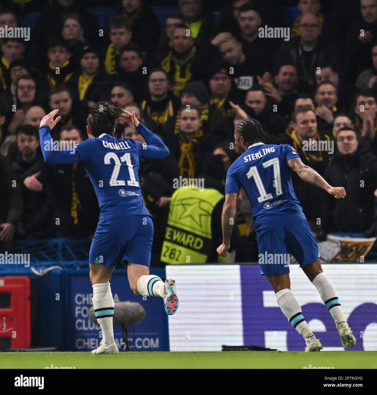 England, London, 07. März 2023 – Raheem Sterling of Chelsea feiert mit Ben Chilwell, nachdem er während der UEFA Champions League-Runde ein Tor geschossen hat Stockfoto