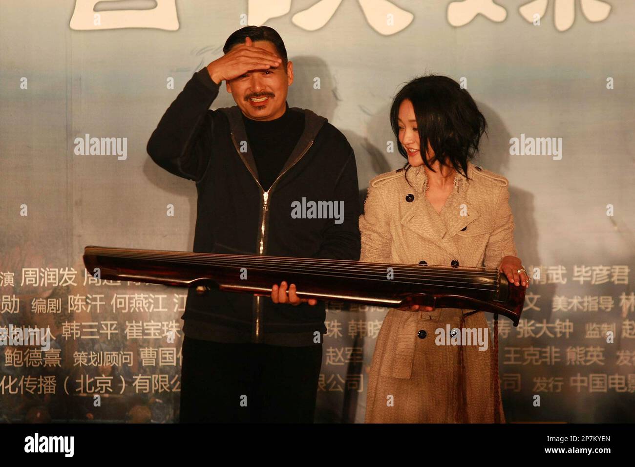 Hong Kong actor Chow Yun-fat and Chinese actress Zhou Xun attend the world premiere of film 'Confucius' in Beijing, China on Thursday, Jan. 14, 2010. The historical picture 'Confucius' directed by Hu Mei will open in Chinese cinemas on January 22.(Photo By Fu Ding/Color China Photo/AP Images) Stockfoto