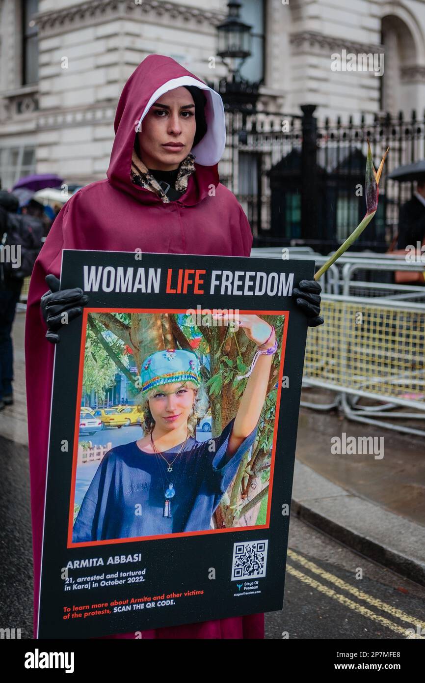 Ein Demonstrant in London, gekleidet wie eine Figur aus dem Magazin der Magd's Tale, organisiert von der Gruppe Stage of Freedom am Internationalen Frauentag. Stockfoto