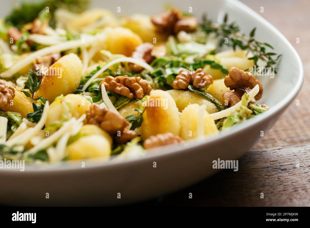 Hausgemachte Gnocchi mit Savoy-Kohl und Walnüssen Stockfoto