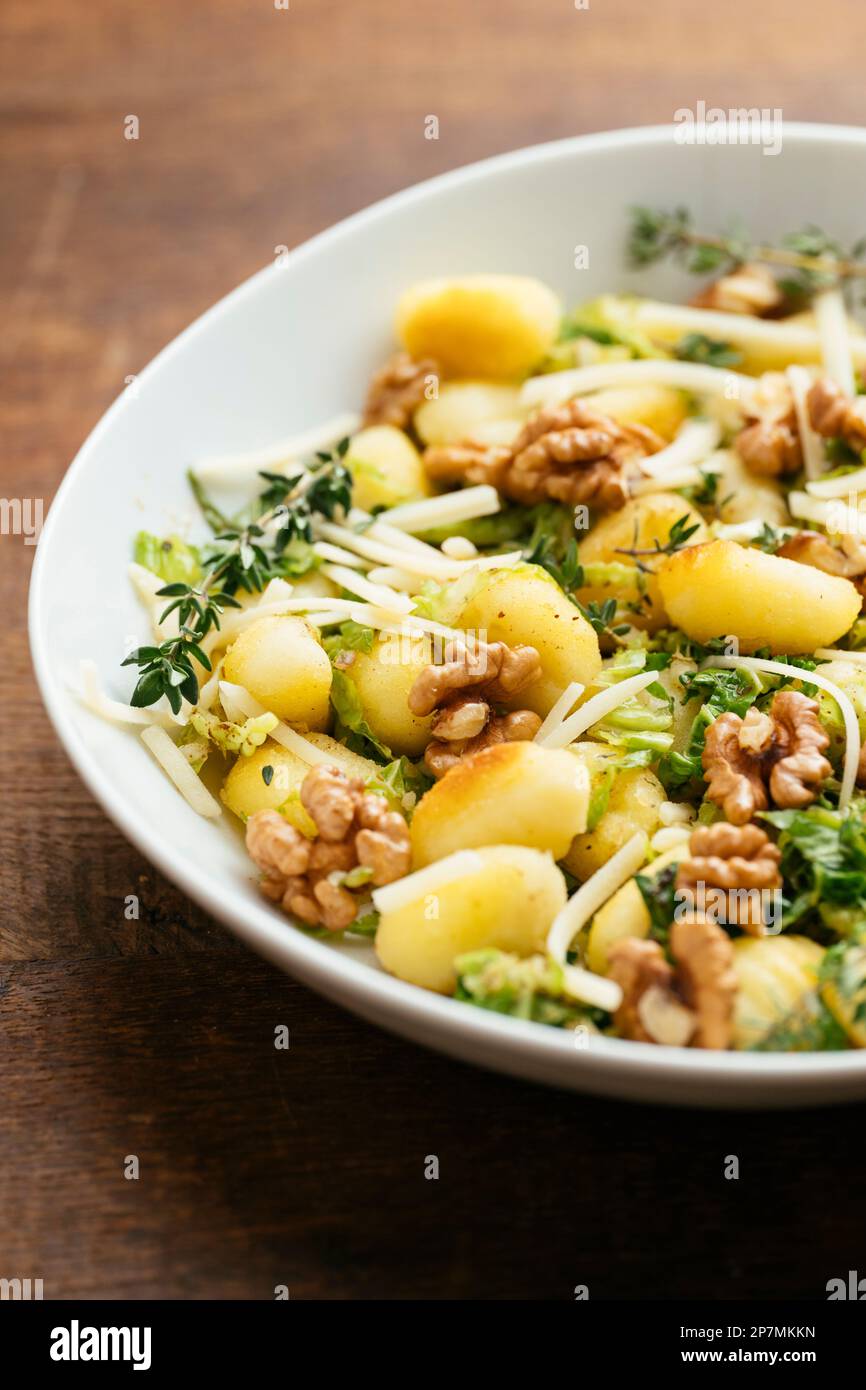 Hausgemachte Gnocchi mit Savoy-Kohl und Walnüssen Stockfoto