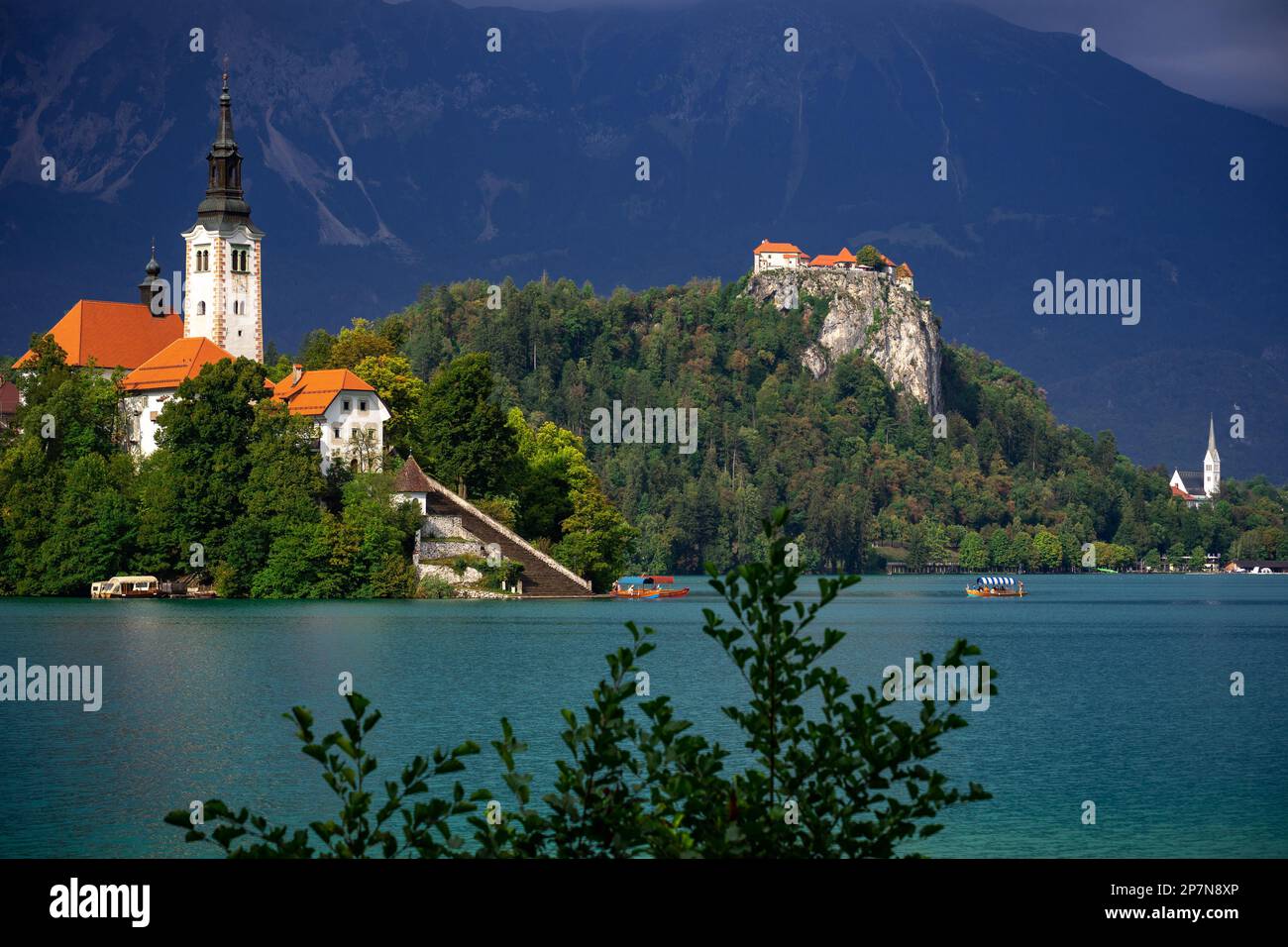 Bled Island mit Bled Castle im Hintergrund im Sommer Stockfoto