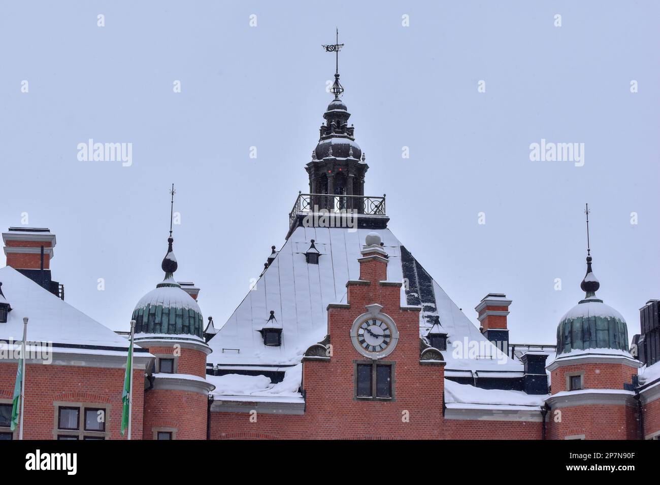 Umea, Schweden - März 7 2023 Umea Radhus (Rathaus), die Hauptfassade nach Süden, die Büste von Umeas Gründer Gustav II Adolf befindet sich am Main Stockfoto