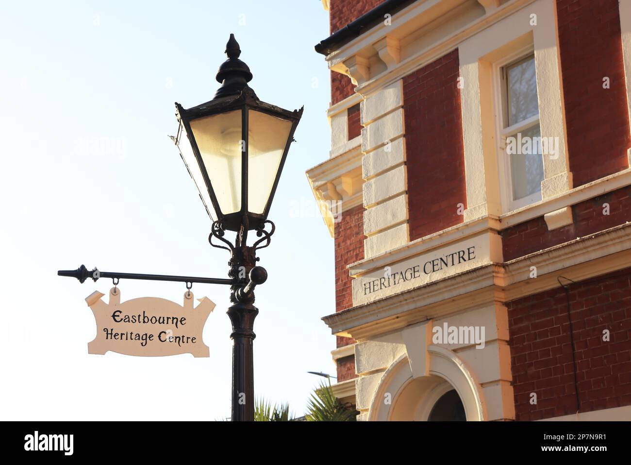 Eastbourne Heritage Centre mit Karten, Fotos, Artefakten und Filmen zur lokalen Geschichte und Kultur an der Carlisle Road in East Sussex, Großbritannien Stockfoto