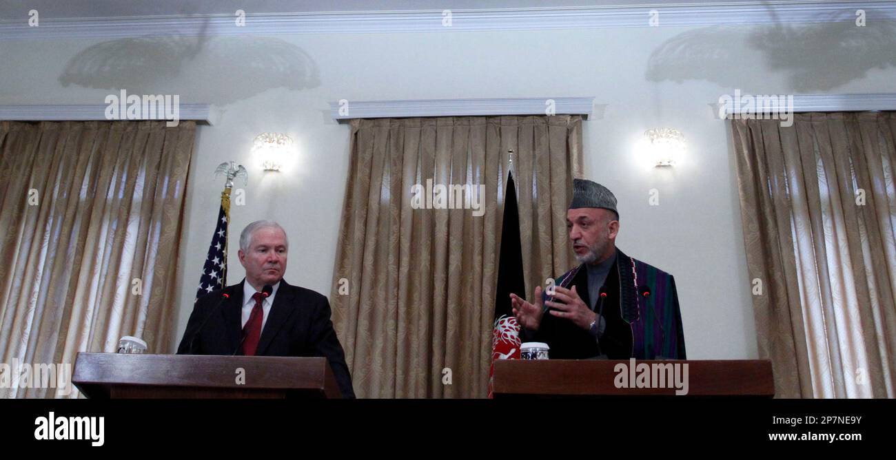 Afghan President Hamid Karzai, right, speaks as U.S. Defense Secretary Robert Gates listens during a joint press conference at the presidential palace in Kabul, Afghanistan, Tuesday, Dec. 8, 2009. Gates said that the Afghan security force needs to be strengthened and more soldiers and police need to be recruited to battle militants, but he added that the U.S. is committed to help Afghanistan for the long haul. (AP Photo/Musadeq Sadeq) Stockfoto