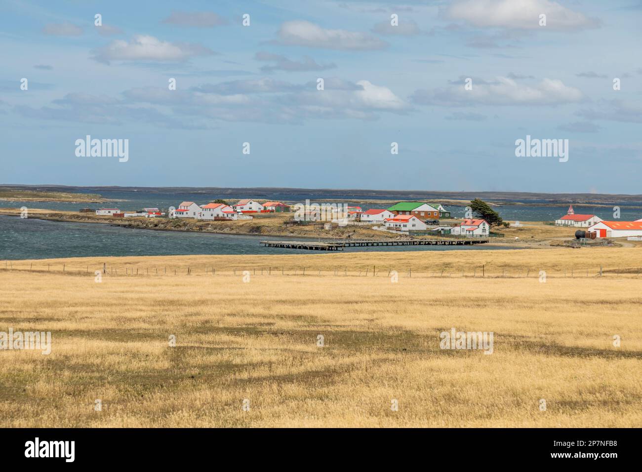 Die kleine Siedlung in Goose Green auf den Falklandinseln. Schauplatz der Schlachten während des Falklands-Krieges von 1982. Stockfoto