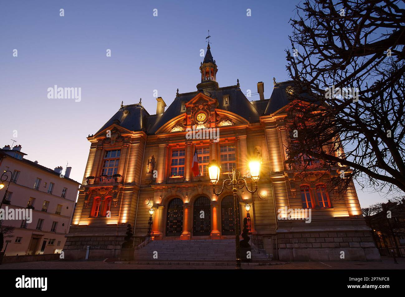 Nachtsicht auf das Rathaus von Suresnes. Es handelt sich um eine französische Gemeinde des Departements Hauts-de-seine in der Region Ile-de-France. Stockfoto