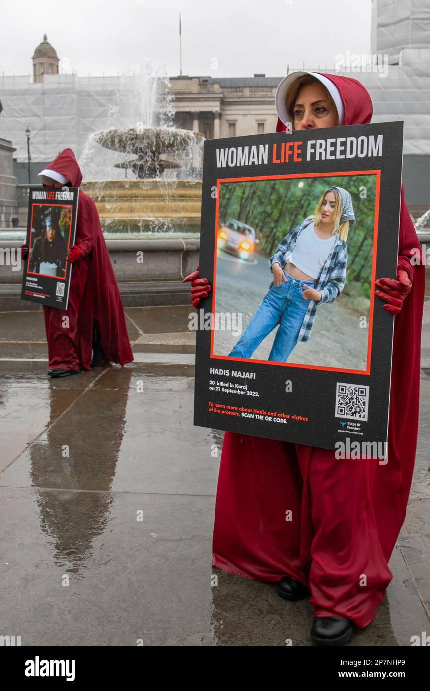 London, England, UK 08/03/2023 Britisch-iranische Frauen kleiden sich als Magd aus dem Handmaids Tale in Solidarität mit Frauen im Iran. Kredit: Denise Laura Baker/Alamy Live News Stockfoto