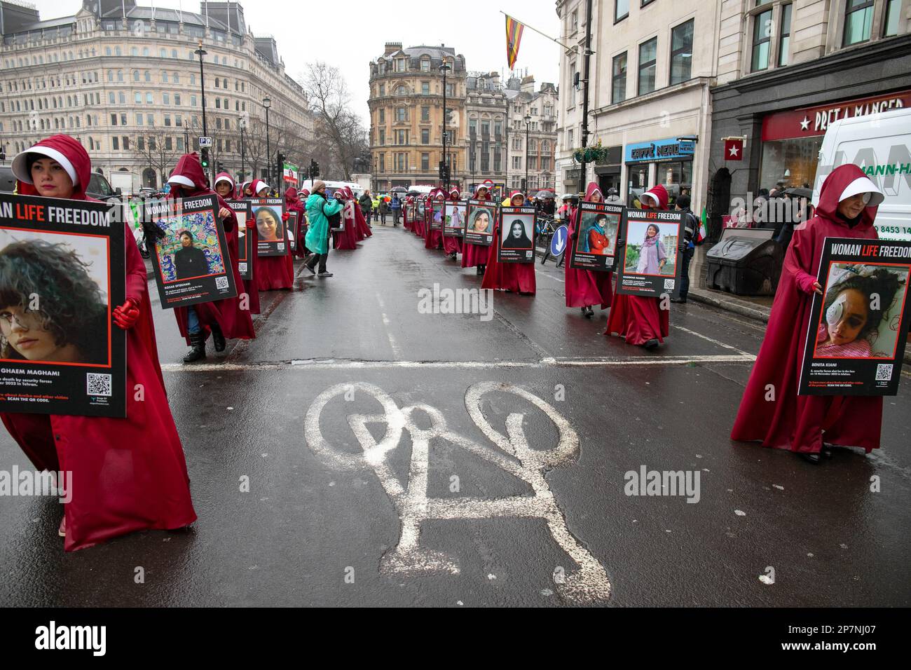 London, England, UK 08/03/2023 Britisch-iranische Frauen kleiden sich als Magd aus dem Handmaids Tale in Solidarität mit Frauen im Iran. Kredit: Denise Laura Baker/Alamy Live News Stockfoto