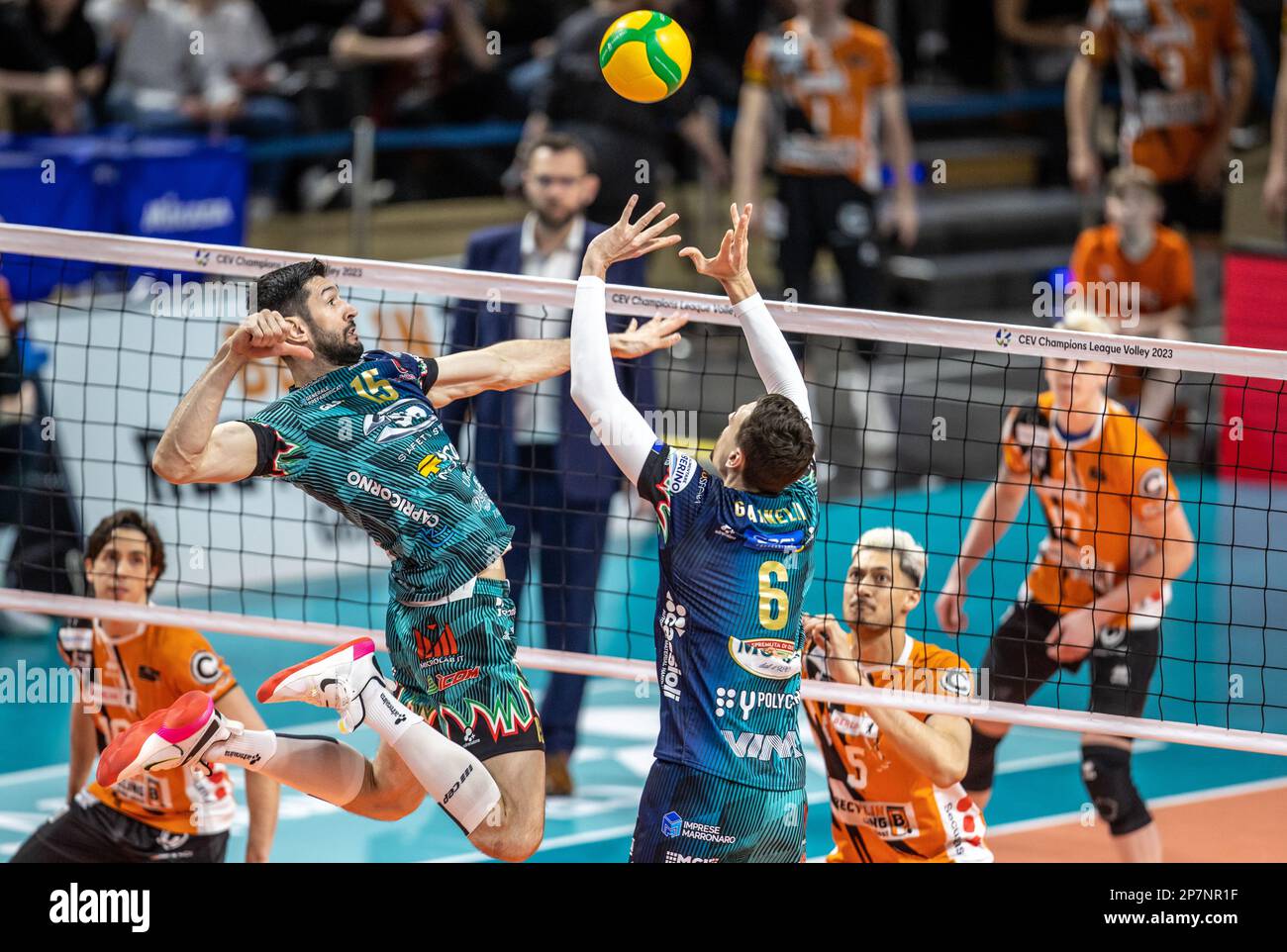 Berlin, Deutschland. 08. März 2023. Volleyball, Männer: Champions League, Berlin Volleys - VC Perugia, Knockout-Runde, Viertelfinale, erste Etappe, Max-Schmeling-Halle. Simone Giannelli (r) von VC Perugia gibt den Ball an seinen Teamkollegen Flavio Gualberto weiter. Kredit: Andreas Gora/dpa/Alamy Live News Stockfoto