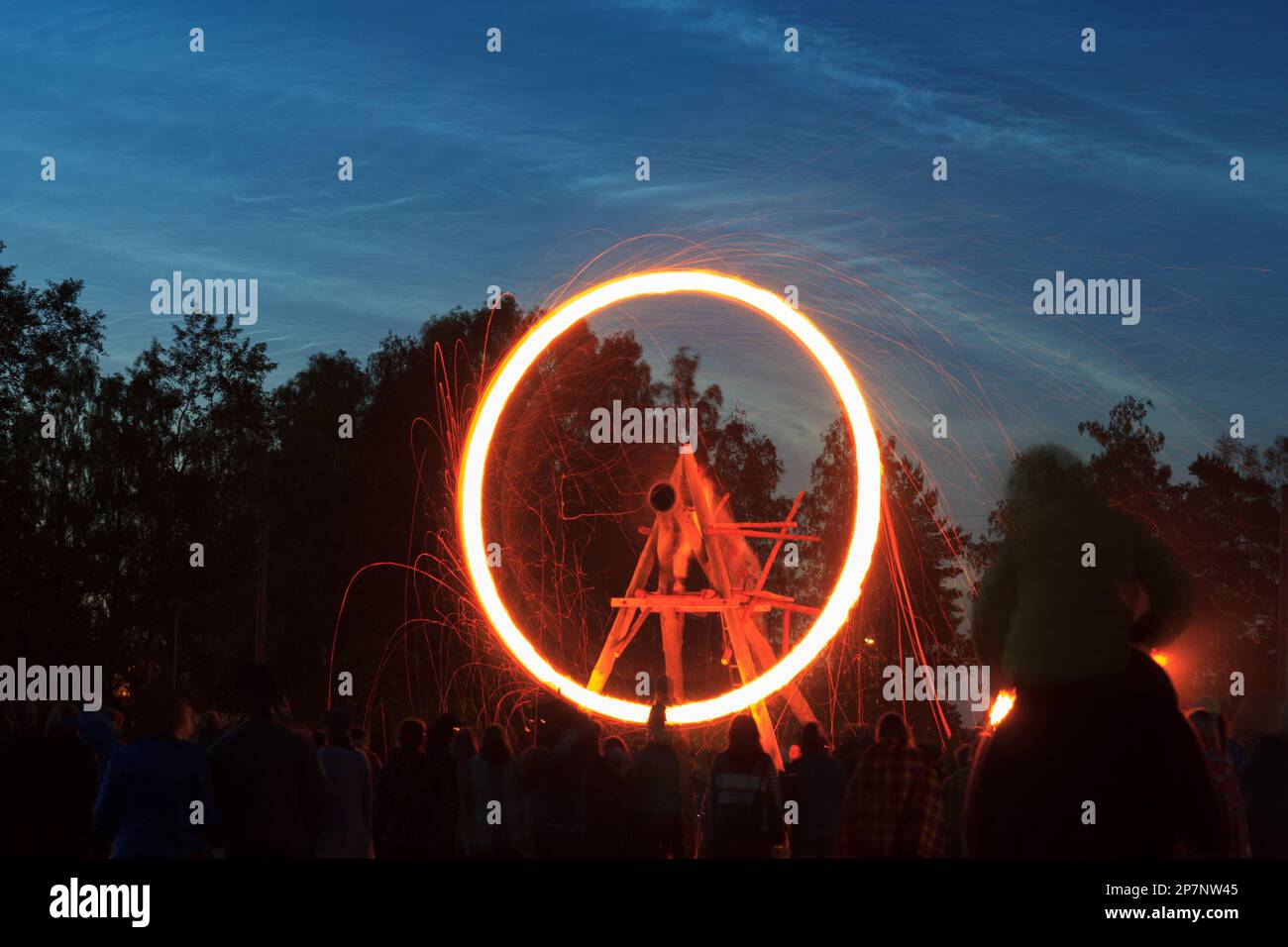 Das Rad des Feuers und die noctiluzenten Wolken. Stockfoto