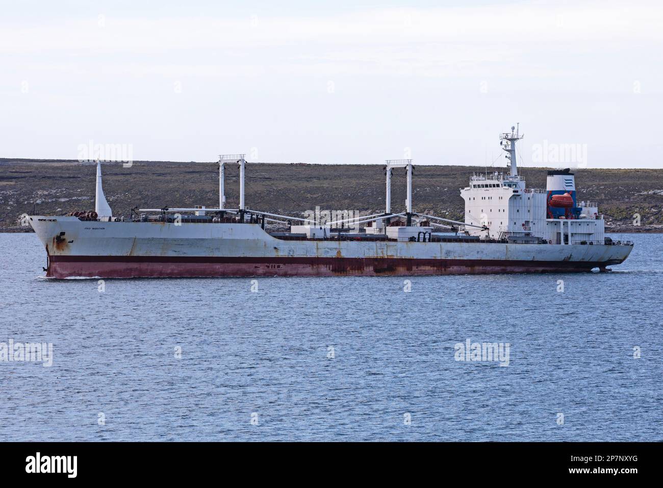 Der FRIO MARATHON, ein Kühlfrachtschiff, das unter der Flagge Panamas fährt, wurde 1990 erbaut und im Hafen von Stanley, Falkland Islands, vor Anker gelegt. Stockfoto