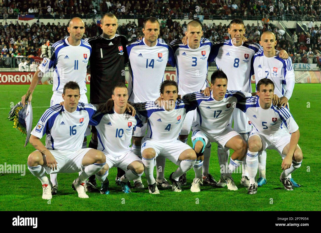 Slovakia's national team soccer players, rear row, left to right: Robert Vittek, Jan Mucha, Martin Jakubko, Martin Skrtel, Zdeno Strba and Vladimir Weiss, front row from left to right: Jan Durica, Miroslav Stoch, Peter Pekarik, Marek Hamsik and Radoslav Zabavnik) line up before their World Cup group 3 qualifying soccer match against Slovenia in Bratislava, Slovakia, Saturday Oct. 10, 2009. (AP Photo/Bela Szandelszky) Stockfoto
