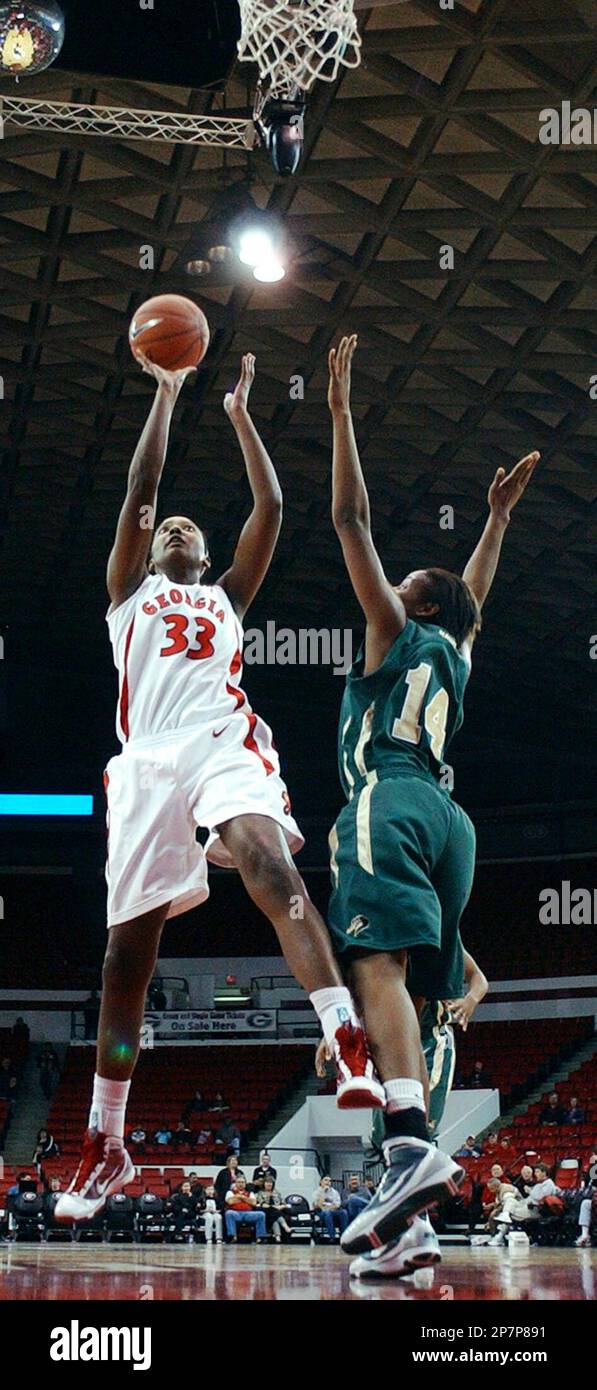 Georgia forward Angel Robinson (33) shoots over of UAB forward TaRonda Randall (14) during an NCAA college basketball game at Stegeman Coliseum on Tuesday, Dec. 1, 2009, in Athens, Ga. (AP Photo/David Manning) Stockfoto