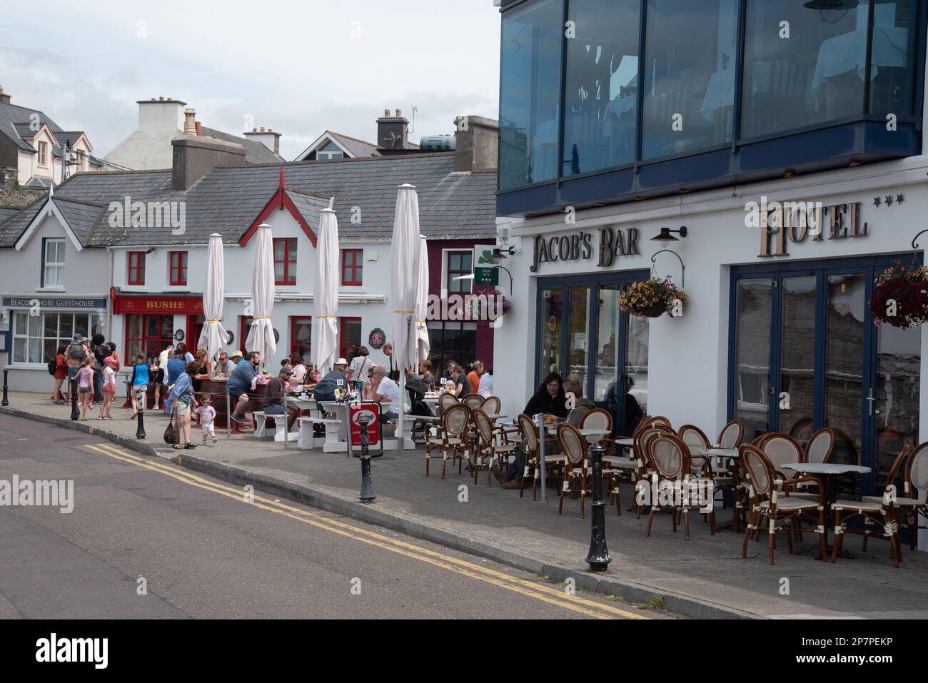 Baltimore, Irland, Juni 12 2022: Touristen sitzen in den Restaurants und Cafés der Stadt Baltimore in Cork County Irland Stockfoto