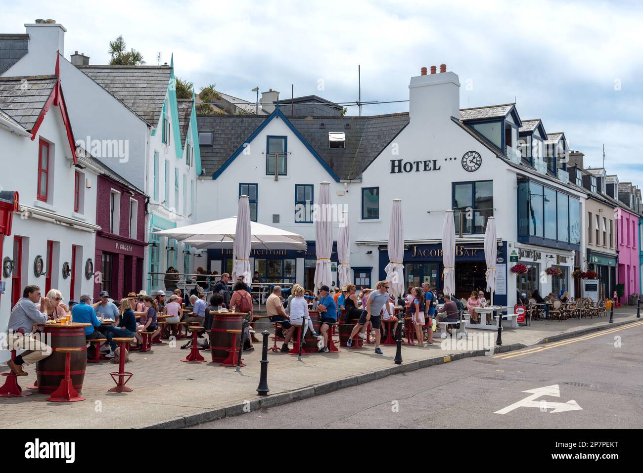 Baltimore, Irland, Juni 12 2022: Touristen sitzen in den Restaurants und Cafés der Stadt Baltimore in Cork County Irland Stockfoto